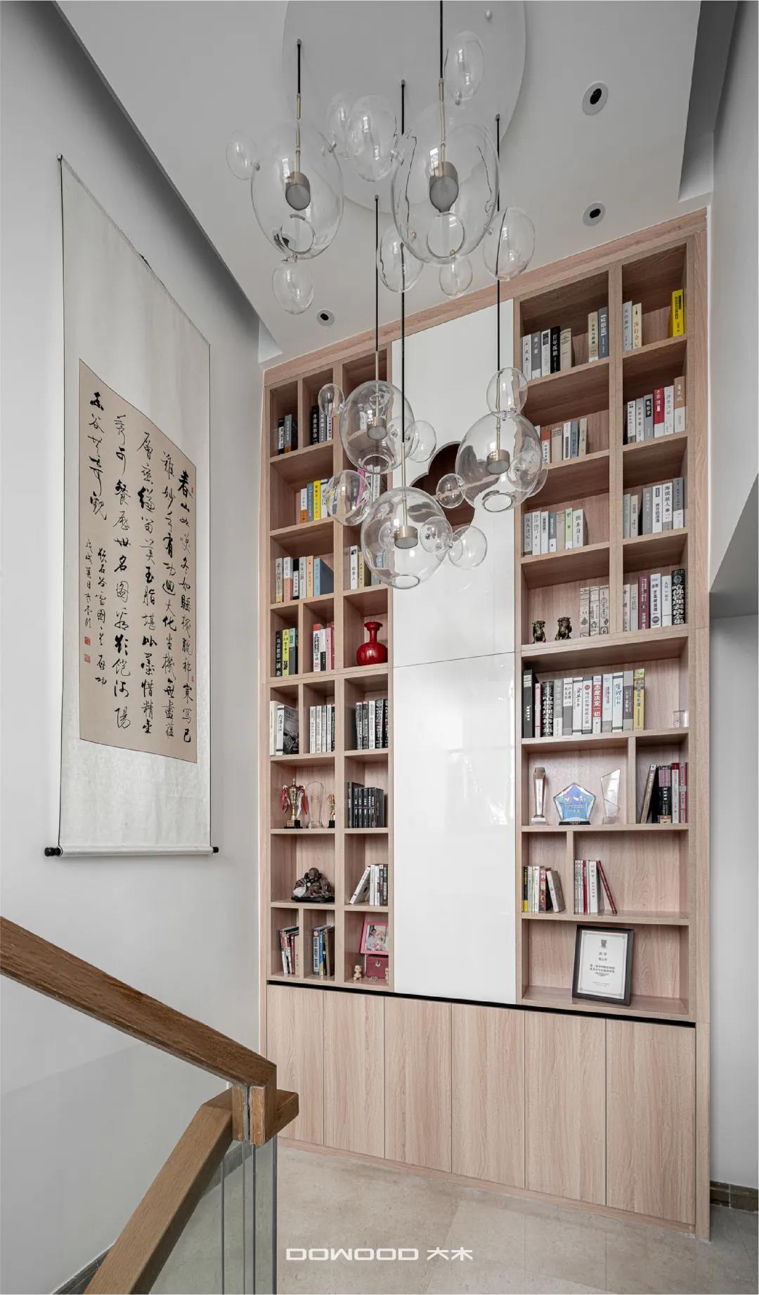 「 客厅空间浓缩了整个家庭的基调，以石材与饰面作为基础，  结合中式的软装氛围打造温暖舒适的居家幸福感。」