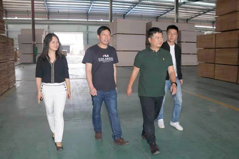 广西柳州鹿寨县政府领导到桥牌生产基地走访调研