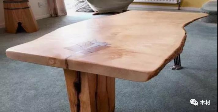 你相信可以用枯木制作出原木桌子吗？